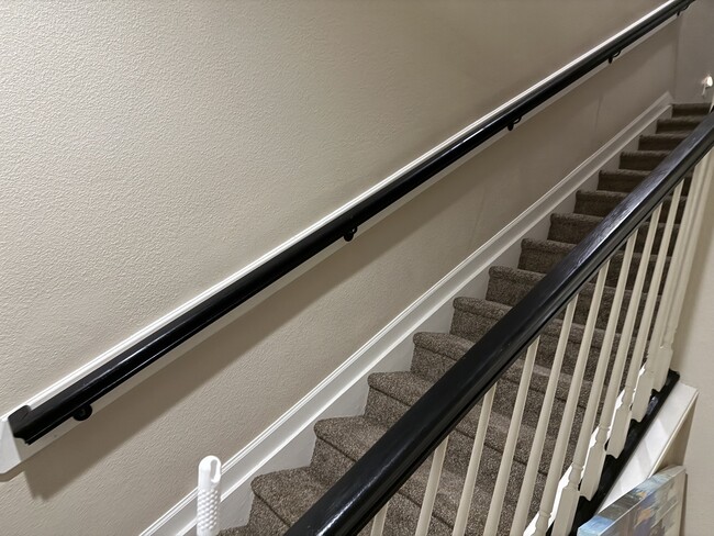 Escaleras que dan acceso a los dormitorios y a la lavandería. - 13493 Prism Ct