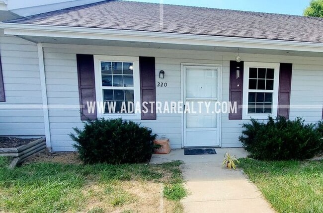 Beautiful 2 Bedroom/2 Bath in Raymore-Available NOW!!