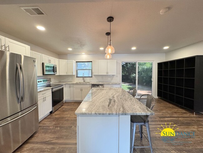 Fully renovated 3 Bedroom Home in Fort Wal... - Fully renovated 3 Bedroom Home in Fort Wal...