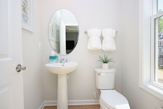 Photo - End-Unit Avon Park Townhome Near Biscuit Run Park