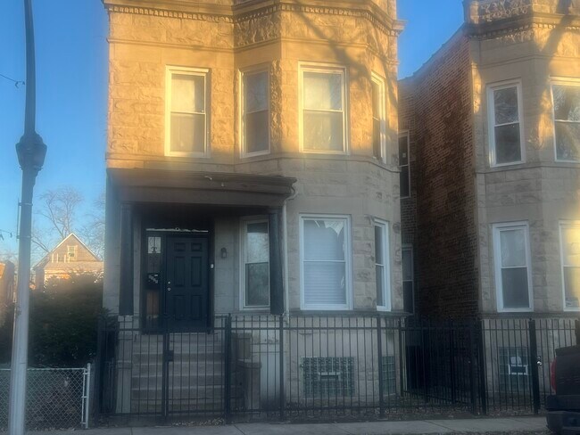 Building Photo - 6525 S Vernon Ave Unit 1