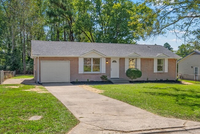 Building Photo - Close to Ft. Campbell! Just Renovated 3 Bed 2 Bath Home!