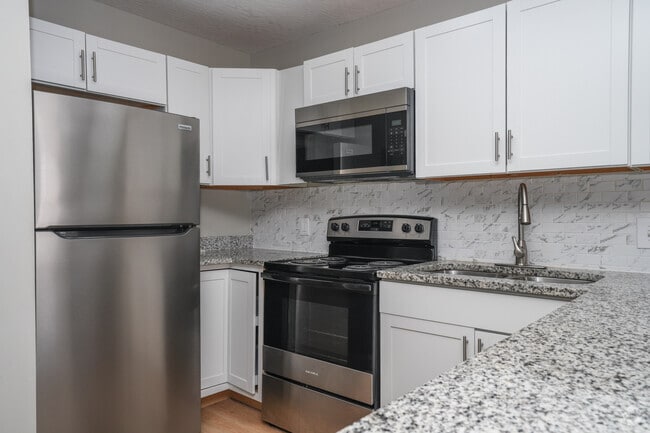 2BR, 1BA - 732SF - Kitchen - Magnolia Trace