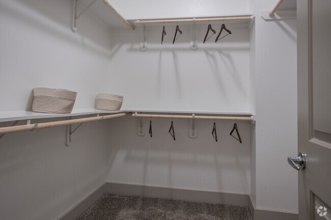 A6 - Closet - Bellrock Summer Street