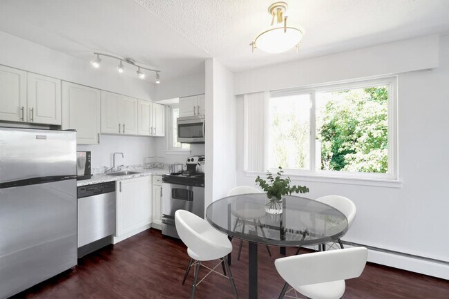 Photo - Redwood Manor