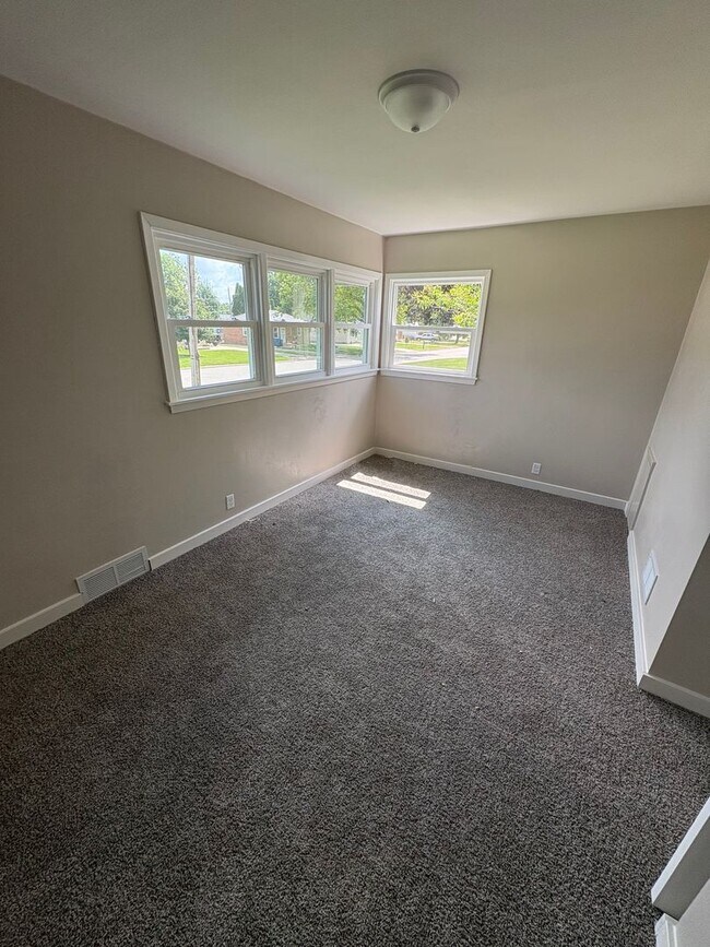 Photo - 1745 Sager Ave