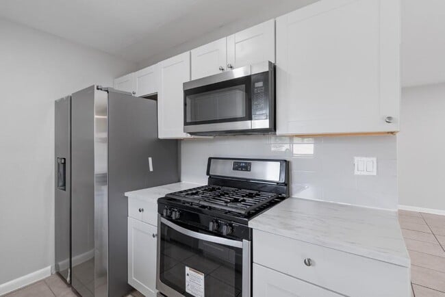 Photo - 1407 Avebury Cir