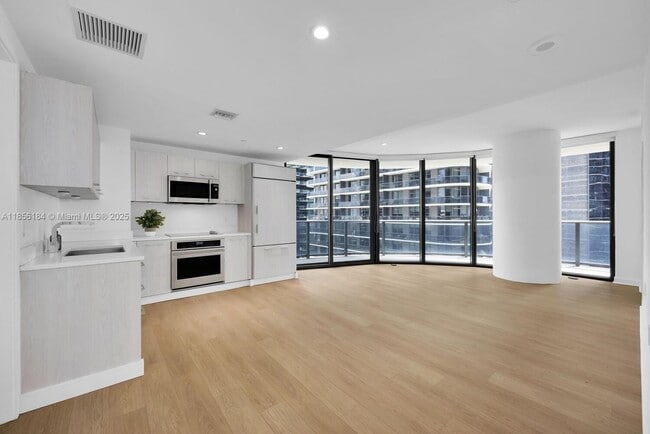 Building Photo - 45 SW 9th St Unit 2101 Rental