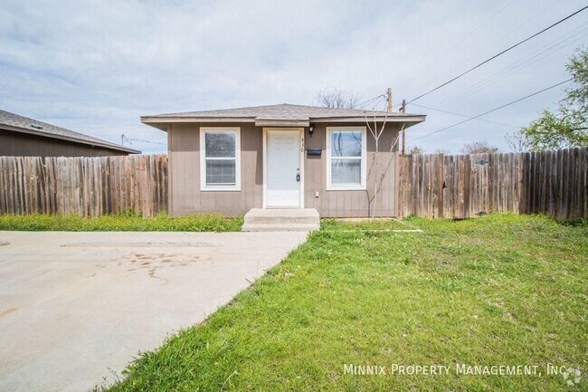 Building Photo - 300 E Lynn St Rental