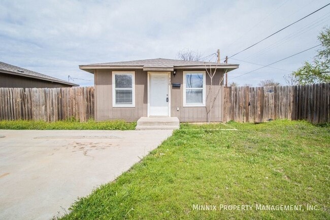 Photo - 300 E Lynn St House