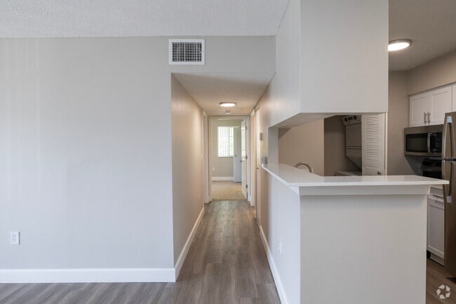 2BR, 2BA - 950SF - Entrance