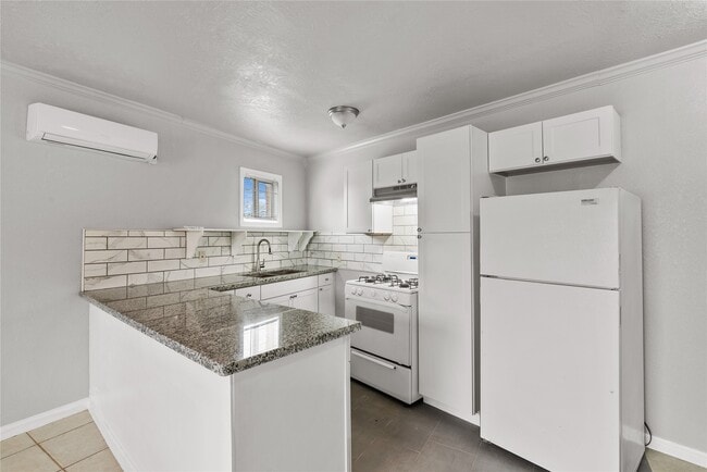 Building Photo - 4811 Oakland St Unit 2