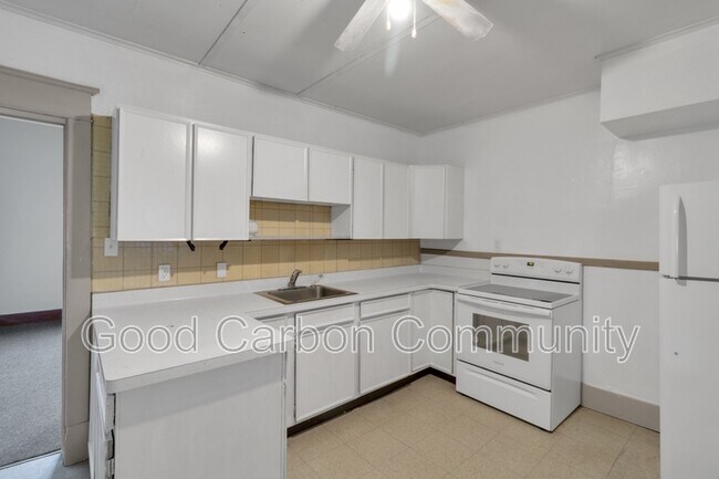 Building Photo - 596 Oliver St Unit 3