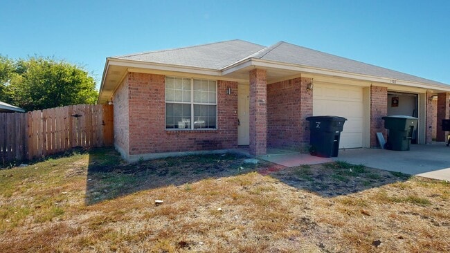 Building Photo - ALL TILE 3 BEDROOM DUPLEX ONLY $1,350 BY A... Rental