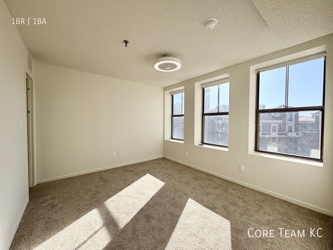 Photo - 235 Ward Pkwy Unidad F - 511