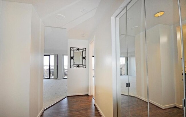 Building Photo - 1530 Key Blvd Unit 422