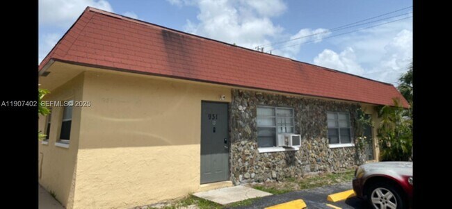 Building Photo - 931 SW 80th Ave Unit A-C