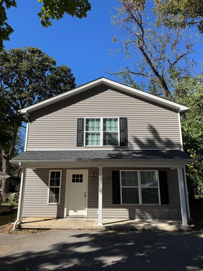 Building Photo - Spacious five bedroom, two bathroom home s...