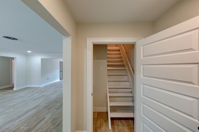 Photo - 8826 Robindell Dr