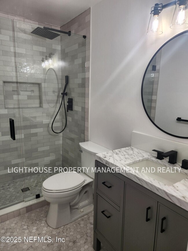 Photo - 916 Penman Rd