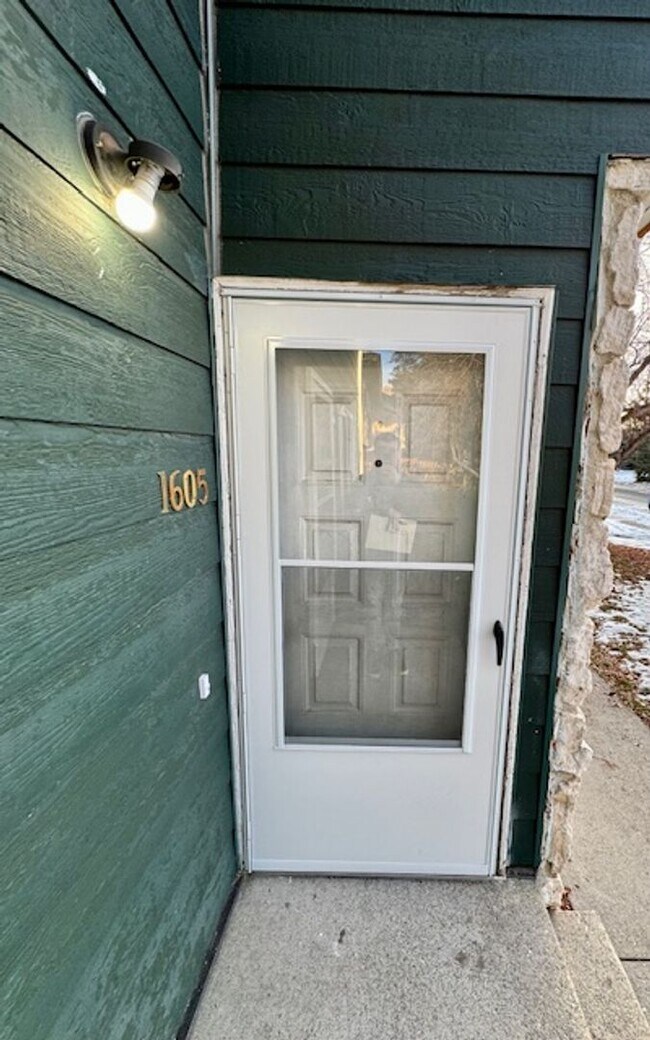 Photo - 4 Bedroom, 2.5 Bathroom Townhouse, Close t...