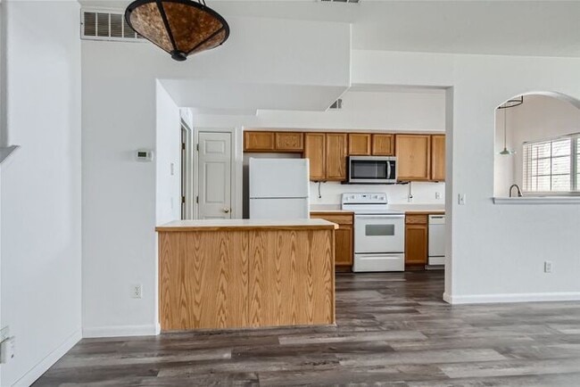 Charming 2 Bedroom 3 Bath in Denver!