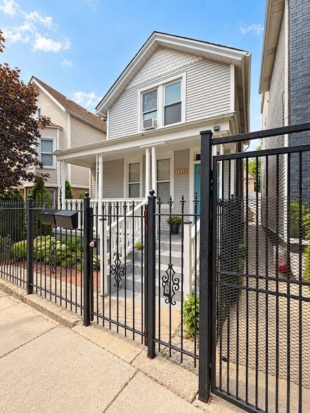 Building Photo - 1830 N Mozart St Unit 2