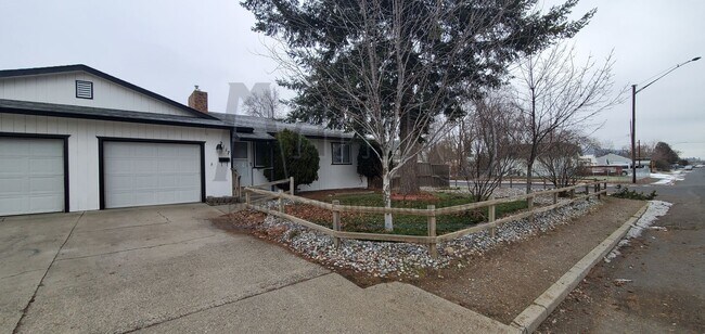 Photo - **COMING SOON** Large Clean Duplex Unidad 2115 E Liberty Avenue Duplex