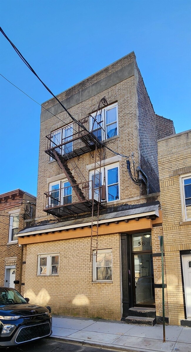 Building Photo - 589 59th St Unit B2