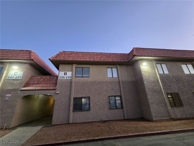 Building Photo - 4300 N Lamont St Unit 239