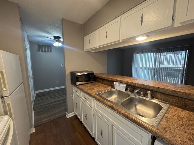 Photo - 1/2 First Full Month's Rent! 2BD/2BA Condo in Whispering Oaks.