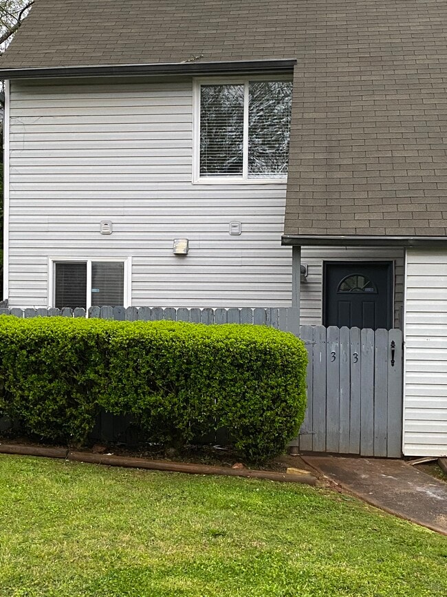 Photo - 303 Country Club Dr