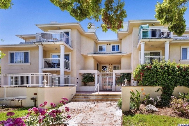 Photo - 530 W Stocker St Unidad 306