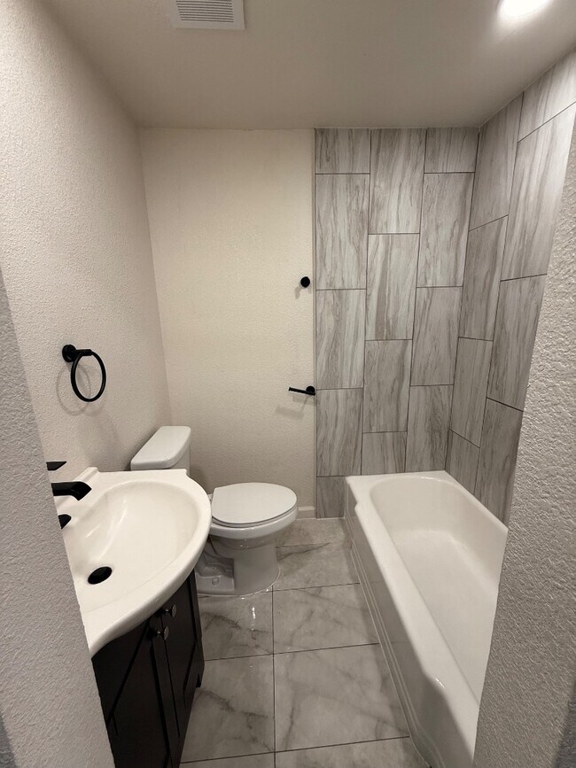 Photo - 4200 Gram Ln