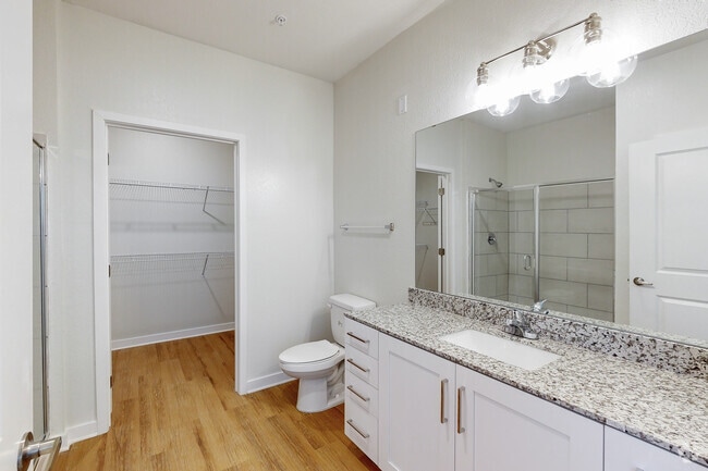 2BR, 2BA - 1,077SF - Master Bathroom