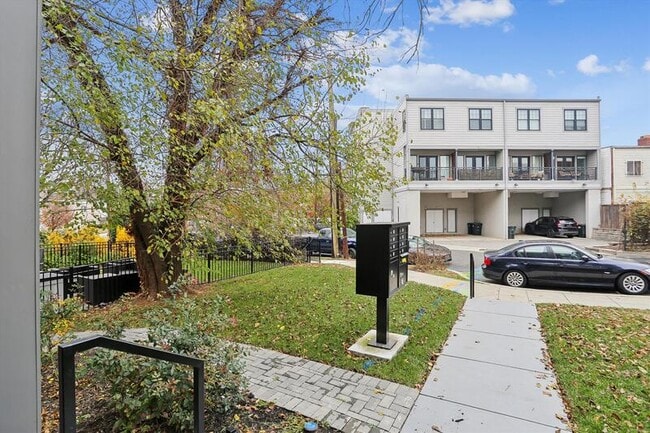 Photo - 517 Montana Ave NE