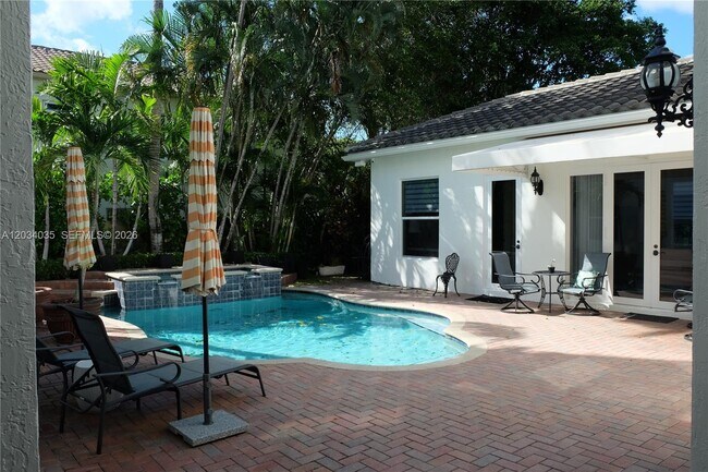 Photo - 375 SW 16th St
