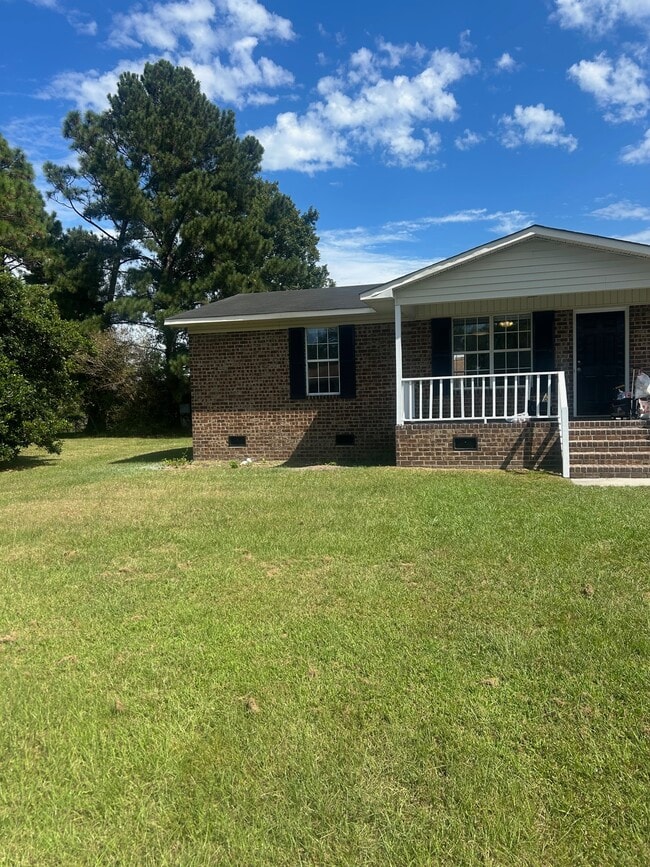 Building Photo - 717 Raintree Ln