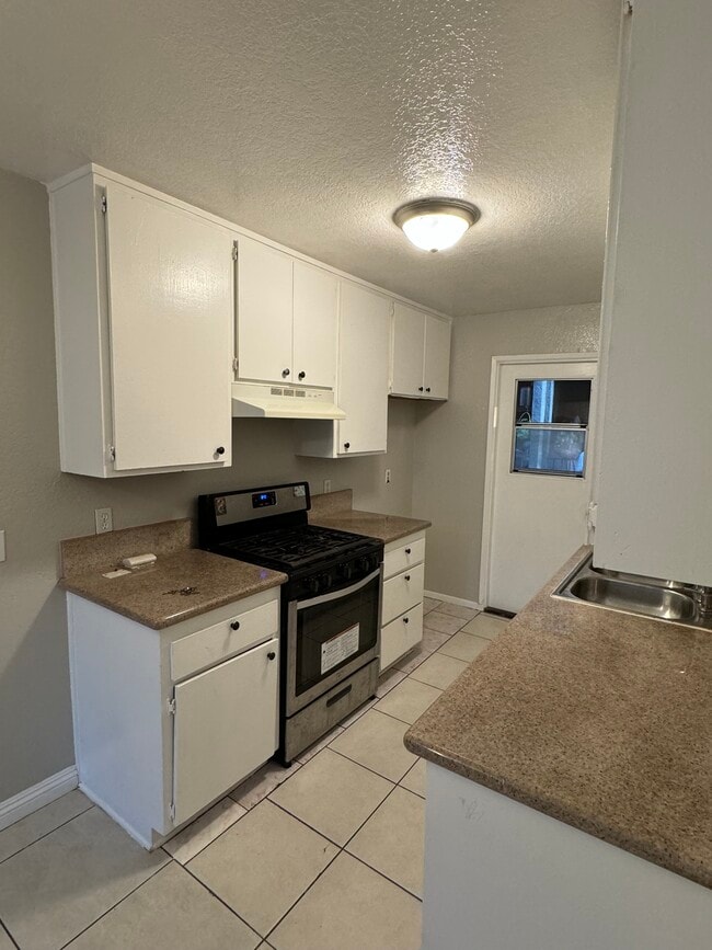 Stove - 830 St Louis Ave Unit One