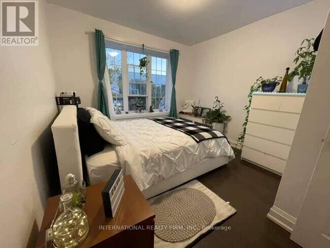 Photo - 1262 Bloor St W