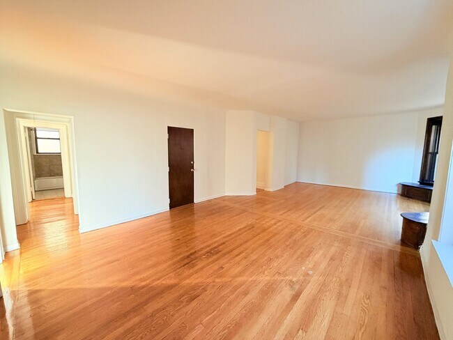 Photo - 3939 N Pine Grove Ave Unidad 2F