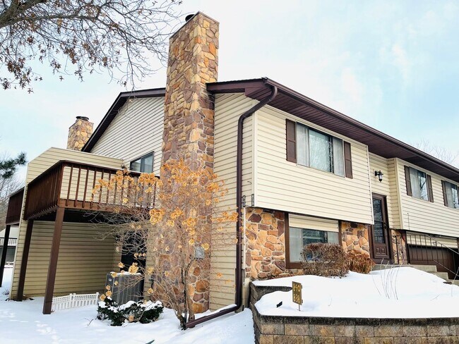 Building Photo - Charming 3BR Townhome in Shoreview-55126