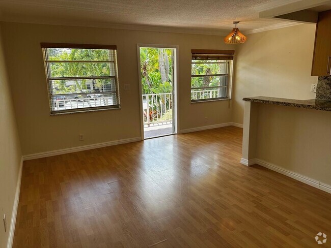 Building Photo - 1125 NE 16th Pl Unit 205 Rental