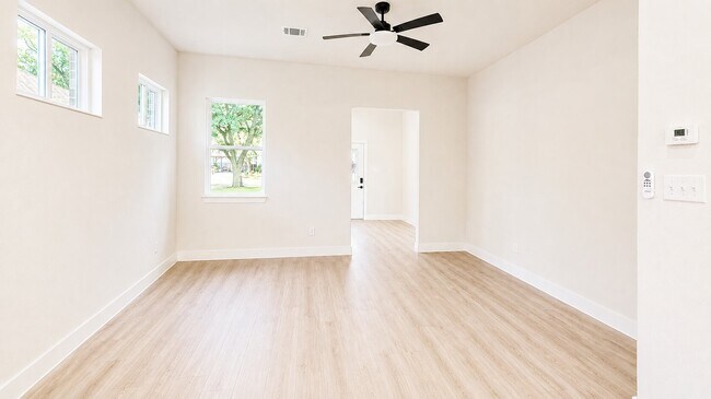 Photo - 142 College St
