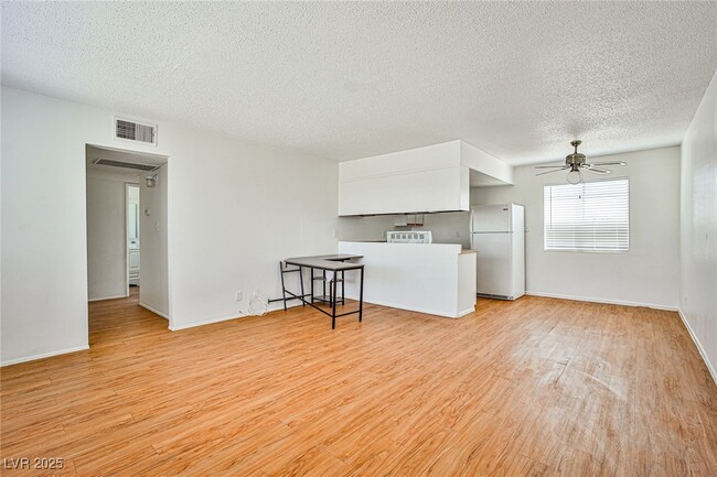 Building Photo - 5816 Bromley Ave Unit 1 Rental