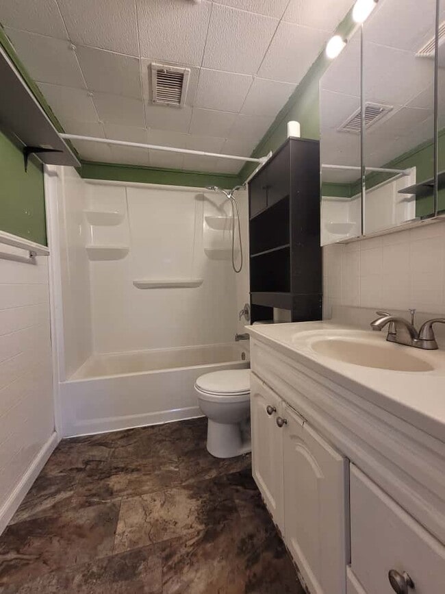 Building Photo - 412 West Ave