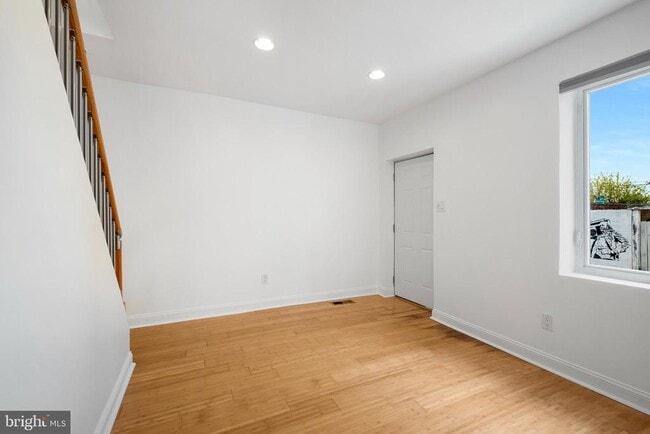 Photo - 2539 Webb St