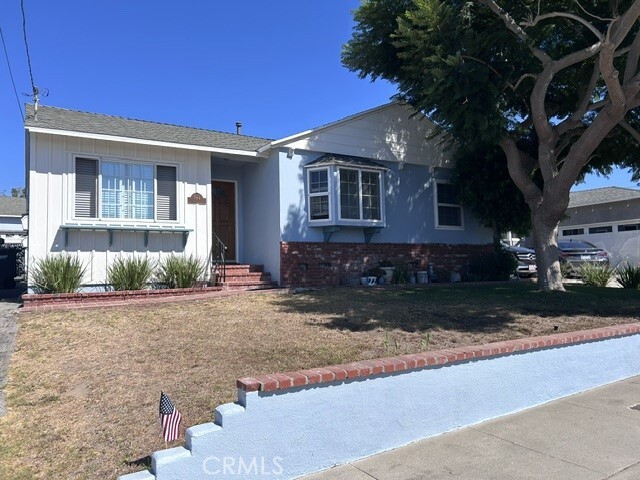 944 Cypress St