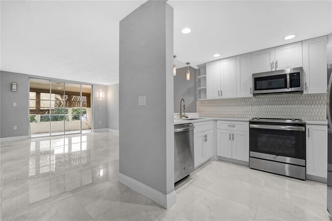 Building Photo - 7100 NW 17th St Unit 305