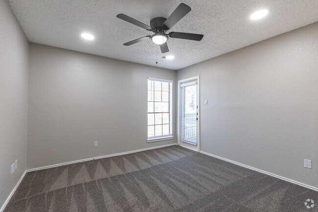 2BR, 2BA - 933SF - Main Bedroom - The Clusters